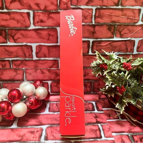 Barbie Season Sparkle Holiday doll - Picture 5 of 5